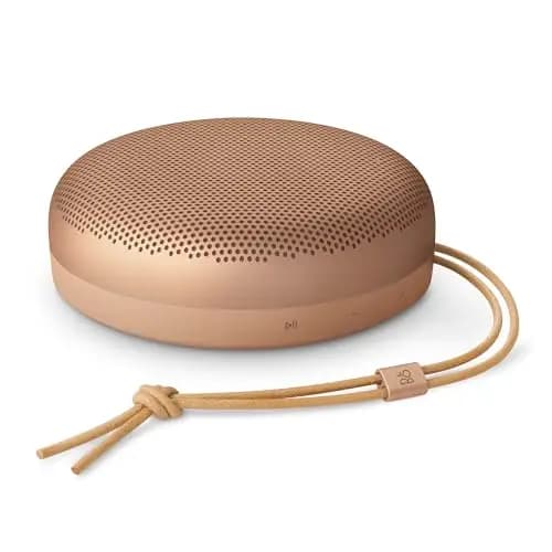 Bang & Olufsen Beosound A1 (3ª Gen) – Altavoz Bluetooth portátil Resistente al Agua IP67, Altavoz inalámbrico Compacto 360°, 24h batería y 3 micrófonos para Llamadas, Eco-Responsable - Honey Tone