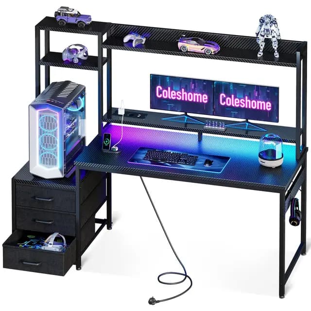 Coleshome Escritorio Gaming con Estanteria y Cajones, 137x48cm Mesa Gaming con Iluminación LED & Toma de Corriente, Escritorios para PC con Repisas de Almacenamiento, Negro Fibra de Carbono