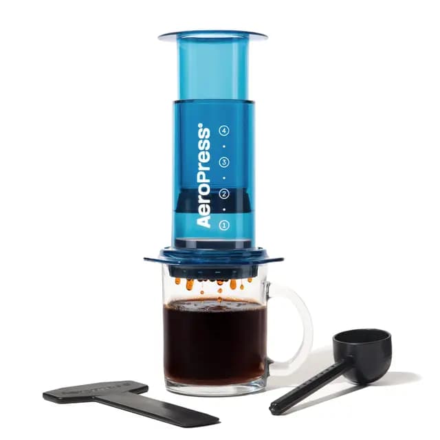 AeroPress Clear Blue Coffee Press – método 3 en 1 que combina prensa francesa, pour‑over y espresso. Café con cuerpo, sin posos ni amargor. Cafetera portátil para camping y viajes – azul