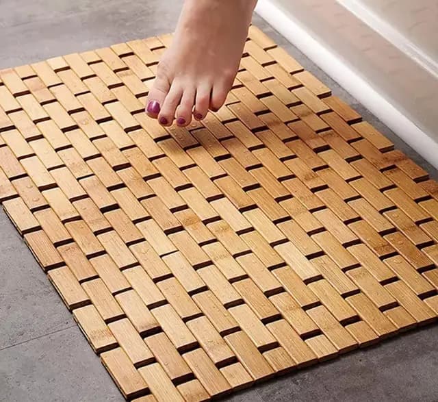 CHILL HOUSE Tarima Ducha Bambú 62x42 cm, Alfombra Baño Madera Enrollable, Alfombrilla Ducha Antideslizante de Secado Rápido, Accesorio Baño Bambú Natural para Baño Moderno, Ducha, Bañera, Sauna y SPA