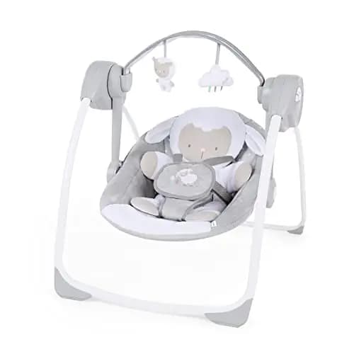 Ingenuity, Columpio Compacto Cuddle Lamb - 6 Velocidades de Balanceo, 12 Melodías Relanjantes, Arco de Juego, 2 Juguetes, Arnés de 5 Puntos, desde recién nacidos hasta los 9 kg