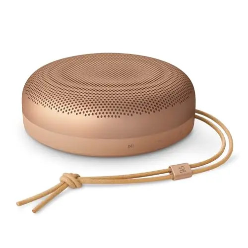 Bang & Olufsen Beosound A1 (3ª Gen) – Altavoz Bluetooth portátil Resistente al Agua IP67, Altavoz inalámbrico Compacto 360°, 24h batería y 3 micrófonos para Llamadas, Eco-Responsable - Honey Tone