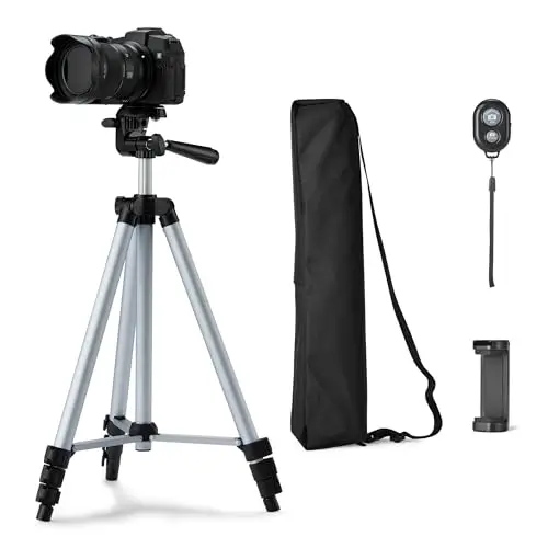 Amazon Basics Trípode para Teléfono y Cámara Réflex Digital de 127cm/50in, Ligero, con Bolsa, Mando a Distancia Inalámbrico y Soporte para Teléfono, Altura Ajustable, Plateado