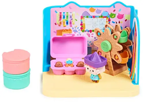 LA CASA DE MUÑECAS DE GABBY - SALA DE MANUALIDADES BEBÉ BOX con 1 Figura de Bebé Box, 2 Accesorios, 2 Caja Sorpresa y 2 Muebles - 6064151- Juguetes Niñas 3 años + - Regalo Niña 3 años +